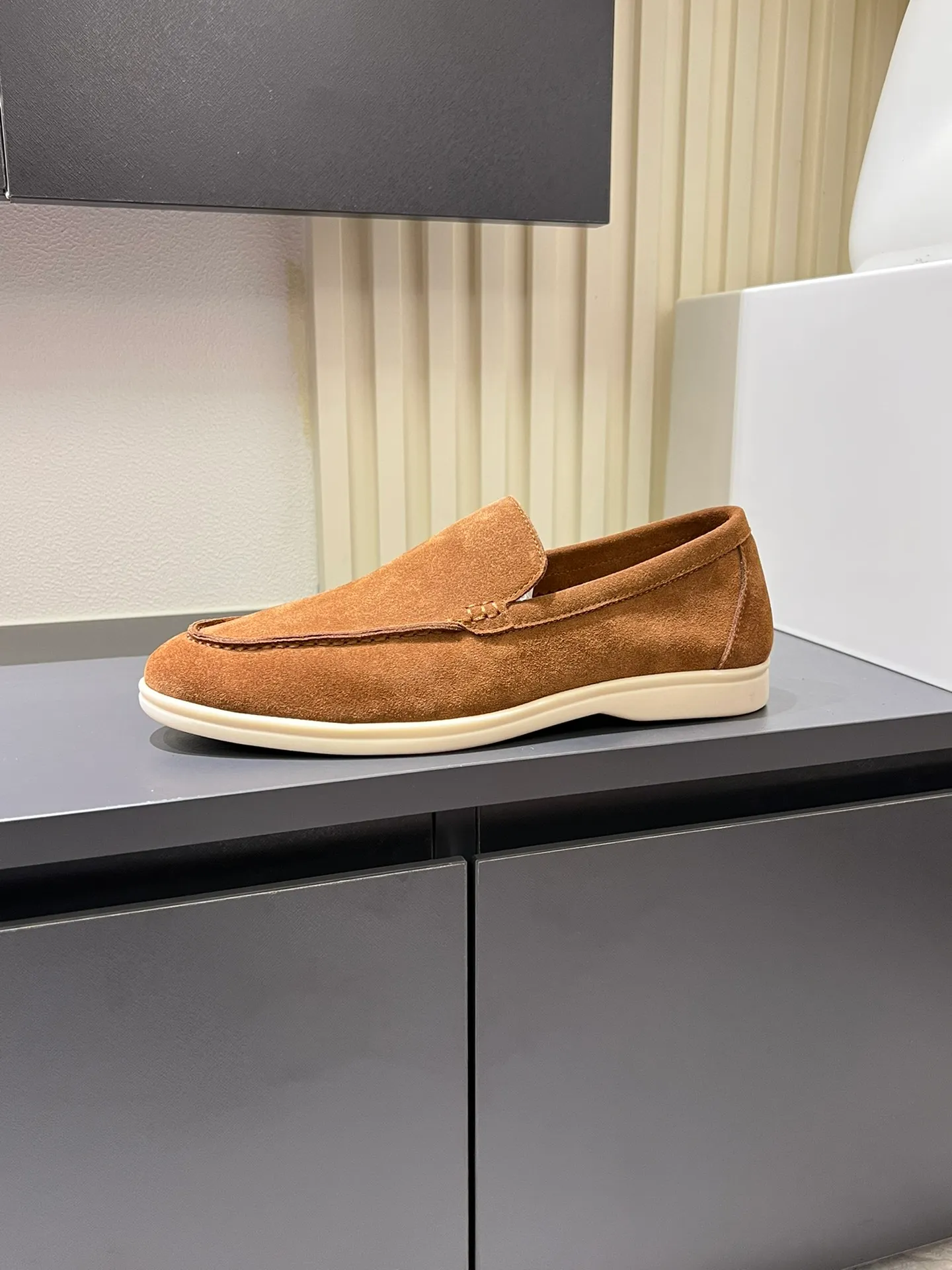 Men's shoes 💰p360 "Loro men's shoes 💰pian'*" Classic L men's shoes for couples 💰p Top version British flat loafers, a must-have item in old money style, the minimalist design is eye-catching and durable, a plus point for dressing The soft foot feel and texture are outstanding. They don’t scratch your feet and are very nice. They are matched with soft and waxy soles. They can be worn daily for a long time without getting tired. They are easy to wear, versatile and classic items, with perfect foot feel and texture! Imported cashmere fabric, the lining is made of imported A-grade water-dyed cow lining, the top version of the genuine leather midsole is sewn with pure handmade mark thread! Size: Female 35-40 (34. Customized) Male 38-44 (45.46. Customized)